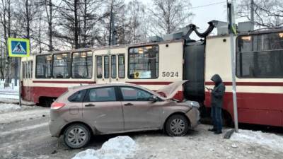 На перекрестке Ярославского и Енотаевской столкнулись "Лада" и трамвай - piter.tv - Санкт-Петербург