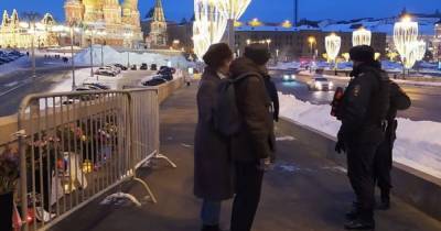 Борис Немцов - В Москве на мосту, где убили Немцова, полиция задержала волонтеров и огородила мемориал (фото) - focus.ua - Москва