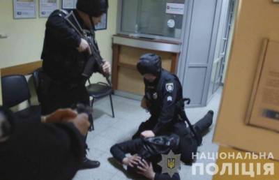 Трое служащих столичного банка погорели на крупном хищении средств финучреждения - lenta.ua - Киев