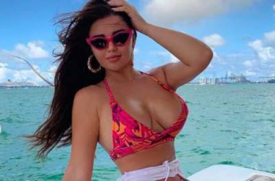 Ким Кардашьян - Обогнала Ким: русская Кардашьян обтянула бюст открытым платьем - from-ua.com - США - Украина