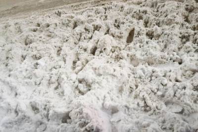 Жителям Бузулука куча снега мешает поворачивать на дороге - oren.mk.ru - Бузулук