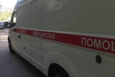 Жители Бузулука обсуждают медсестру, курящую в машине скорой помощи - oren.mk.ru