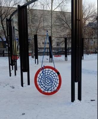 В горсаду Кургана сломали две новые качели. Власти выступили с обращением к горожанам - znak.com - Курган