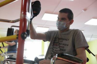 Челябинскому хоккеисту, получившему серьезную травму, помогает в реабилитации Фонд святой Екатерины - chel.mk.ru - Екатеринбург - Челябинск