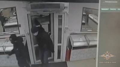Ирина Волк - В Тюмени грабители подожгли квартиру и выстрелили фейерверком, чтобы скрыться от полиции - znak.com - Тюмень