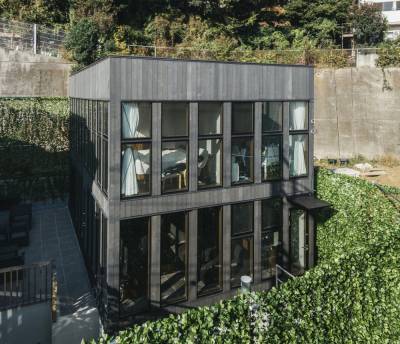 Черный квадрат за зелеными стенами: архитектурное переосмысление искусства в доме в Японии - 24tv.ua - Япония - Интересно