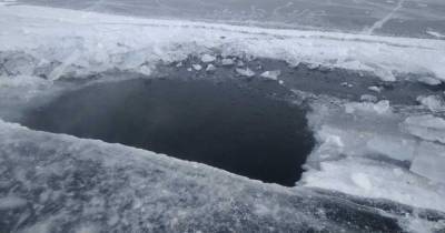 Автомобиль с людьми провалился под лед на Байкале - ren.tv - респ.Бурятия - Байкал