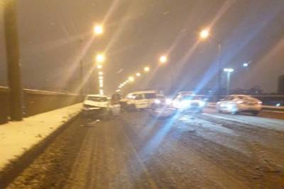 Пытавшийся развернуться на Невском путепроводе грузовичок устроил ДТП - neva.today - Санкт-Петербург