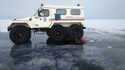 МЧС начало поиски ушедшей под лед на Байкале машины с людьми - iz.ru - респ.Бурятия