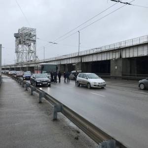 На запорожской плотине автобус врезался в легковушку: образовалась пробка. Фото. Видео - reporter-ua.com - Запорожье