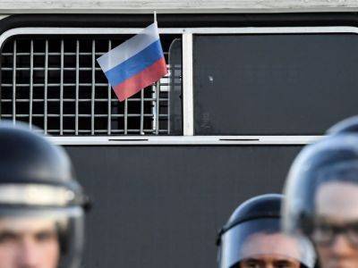 Участников протеста 31 января держат в автозаках из-за нехватки мест в спецприемниках - kasparov.ru - деревня Сахарово