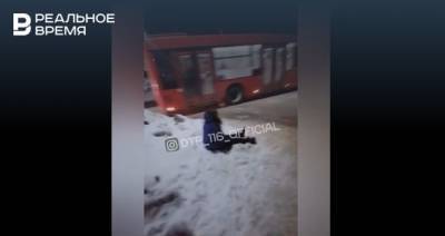 Видео из соцсетей: в Казани проводят проверку после того, как пассажирку высадили из автобуса в снег - realnoevremya.ru - Казань - Татарстан