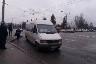 В Запорожье водитель маршрутки врезался в столб и сбежал, пострадало много людей: видео момента ДТП - newsone.ua - Запорожье