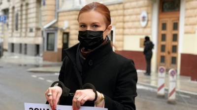 Сергей Лавров - Мария Бутина - Линда Анн - Бутина провела пикет у Дома приёмов МИД России в поддержку русскоязычных журналистов в Латвии - russian.rt.com - Москва - Швеция - Латвия