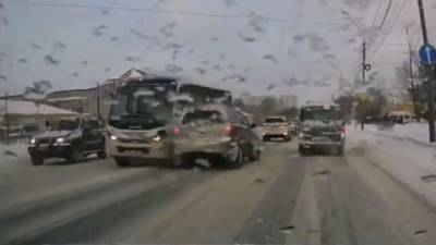 Kia Sorento - Яма на дороге стала причиной массового ДТП в Южно-Сахалинске - vesti.ru - Южно-Сахалинск