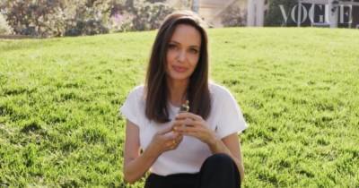 Анджелина Джоли - Бред Питт - Анджелина Джоли рассказала, какая из нее мать, и показала содержимое сумочки (видео) - focus.ua - Англия - Лос-Анджелес