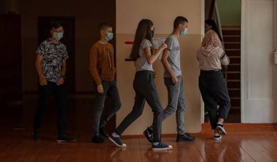 В школе на Буковине обнаружили неизвестный химический запах: детей перевели на онлайн-обучение - 24tv.ua