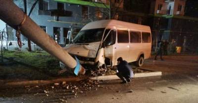 В Запорожье маршрутка врезалась в столб: пострадали 14 человек, водитель сбежал - delo.ua - Запорожская обл. - Запорожье