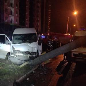 В ДТП с маршруткой в Запорожье пострадали 14 пассажиров: полиция разыскивает водителя. Фото - reporter-ua.com - Запорожская обл. - Запорожье