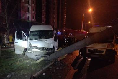 В Запорожье набитая пассажирами маршрутка снесла столб. Пострадали 14 человек - kp.ua - Запорожье