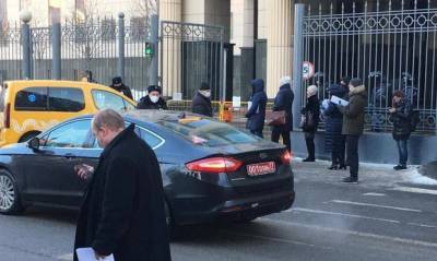 Алексей Навальный - Алексея Навального в Мосгорсуд приехали поддержать сотрудники 20 посольств - og.ru - Австрия - Норвегия - США - Англия - Швейцария - Япония - Швеция - Литва - Финляндия - Канада - Болгария - Чехия - Дания - Латвия