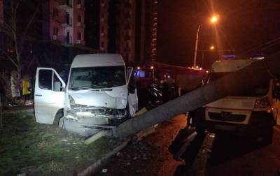 В Запорожье маршрутка въехала в столб: 14 пассажиров пострадали, водитель убежал - rbc.ua - Запорожская обл. - Запорожье