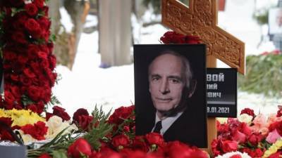 Василий Лановой - Близкие Василия Ланового умоляли заболевшего актера отказаться от поездки на дачу - inforeactor.ru