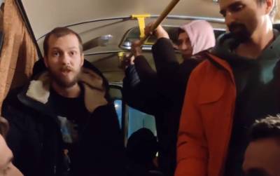 Задержанных на акциях протеста часами держат в автозаках: в спецприемниках не хватает мест - gubdaily.ru - Москва - Санкт-Петербург - деревня Сахарово