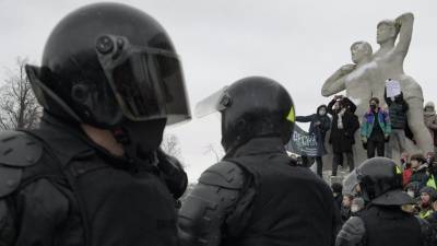 Дмитрий Песков - В Кремле назвали оправданными действия силовиков на незаконных акциях - russian.rt.com - Москва - Санкт-Петербург
