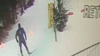 Машина снесла мужчину, катавшегося по лыжной трассе. Видео - vesti.ru - Тверская обл. - район Калининский