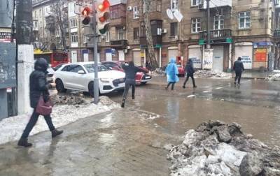 В Одессе затопило улицы из-за тающего снега - korrespondent.net - Одесса - Одесская обл.