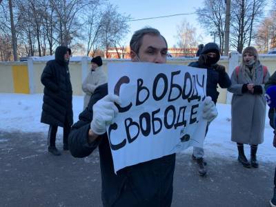Алексей Навальный - На Богородском валу задержан мужчина с плакатом «Свободу свободе» - mskgazeta.ru - Москва