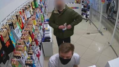 «Ограбление по-пензенски»: мужчина украл носки за спиной продавца и попал на видео - riafan.ru - Пенза