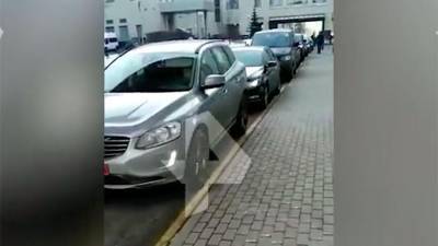 Алексей Навальный - Мария Захарова - Возле Мосгорсуда собралась очередь из машин иностранных посольств - iz.ru - Москва - Англия - Швейцария - Швеция - Болгария - Голландия - Латвия
