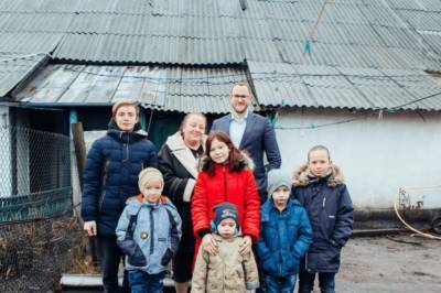 В Покровске многодетная семья Тюриных получила компьютер, о котором ранее просили Марчевского - newsone.ua - Покровск