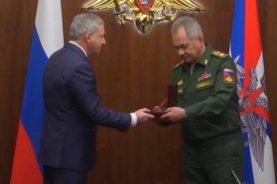 Сергей Шойгу - Вячеслав Битаров - Битаров вручил Шойгу знак почетного гражданина Северной Осетии - etokavkaz.ru - респ. Алания - Владикавказ