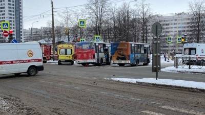 ДТП на проспекте Ветеранов в Петербурге парализовало движение трамваев — видео - 5-tv.ru - Санкт-Петербург