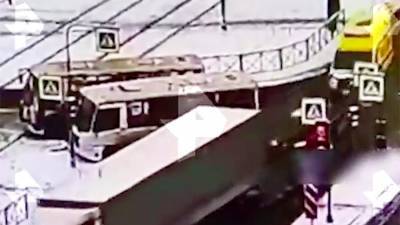 Четыре человека пострадали при столкновении двух автобусов в Петербурге - iz.ru - Москва - Санкт-Петербург
