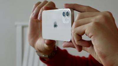 Apple Iphone - Apple добавила возможность в Face ID распознавать владельца iPhone в маске - delovoe.tv