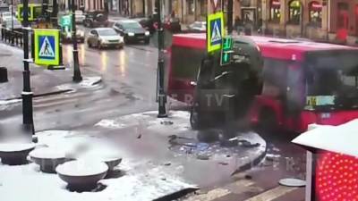 "Форд" влетел на столб на Московском проспекте - piter.tv