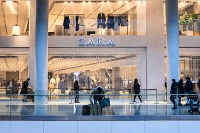 Россиянка выбрала самые нелепые вещи из магазина Zara и вызвала споры в сети - lenta.ru