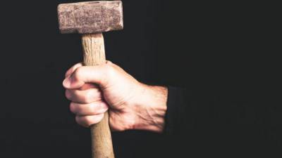 Мужчина забил кувалдой брата и 12 дней прятал тело от волонтеров и полиции - vesti.ru - Брянская обл.