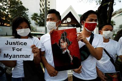 Вин Мьин - В Мьянме начались протесты против военного переворота - lenta.ru - Бирма - Янгон