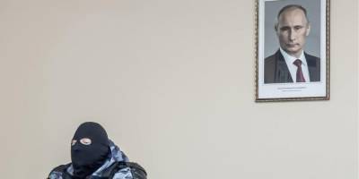 Владимир Путин - Алексей Навальный - Дмитрий Марков - «Олицетворение России». Фотограф, которого задержали на акции в поддержку Навального, сделал снимок из ОВД — он стал символом дня в РФ - nv.ua - Россия