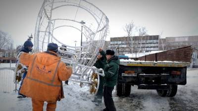 Сказке конец: в Липецке демонтируют новогодние украшения (видео) - lipetskmedia.ru - Липецк