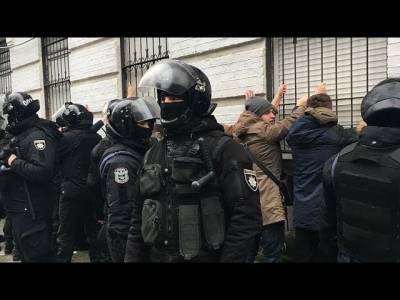 Бросивший файер в полицейских участник незаконной акции в Москве раскаялся - newsland.com - Москва