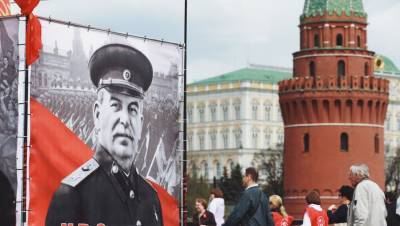 Иосиф Сталин - Александр Ющенко - В КПРФ призвали уволить учителя, призвавшего убрать портрет Сталина из школы - gazeta.ru
