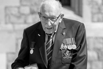 Елизавета II - Томас Мур - Собравший миллионы фунтов для врачей 100-летний ветеран умер от COVID-19 - lenta.ru