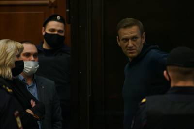 Алексей Навальный - Юлий Навальный - Суд отправил Навального в колонию на 2 года 8 месяцев по делу семилетней давности - znak.com - Москва