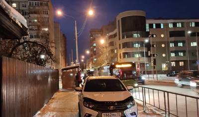 Автохам паркуется на пешеходной дорожке по улице Свердлова - nashgorod.ru - Тюмень